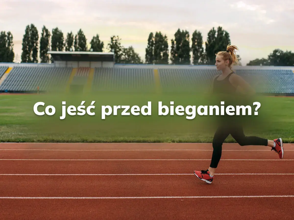 Kobieta biegnie na bieżni stadionu. Napis na zdjęciu: "Co jeść przed bieganiem?".