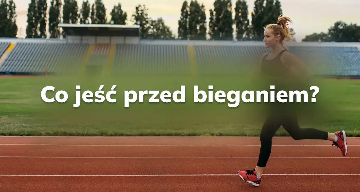 Kobieta biegnie na bieżni stadionu. Napis na zdjęciu: "Co jeść przed bieganiem?".