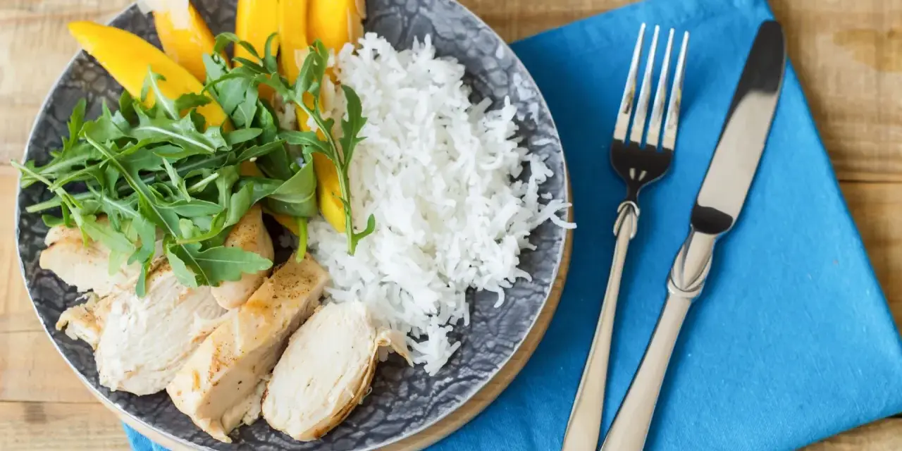 Idealny posiłek po treningu: grillowany kurczak, ryż, mango i rukola. Zdrowo i smacznie!