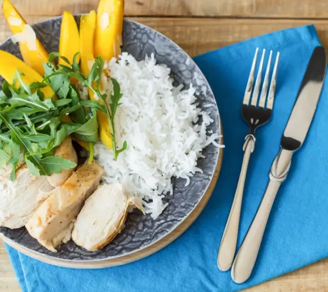 Idealny posiłek po treningu: grillowany kurczak, ryż, mango i rukola. Zdrowo i smacznie!