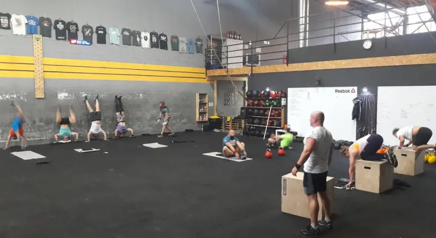 CrossFit Warszawa: Gdzie trenować? Wybierz idealny box!