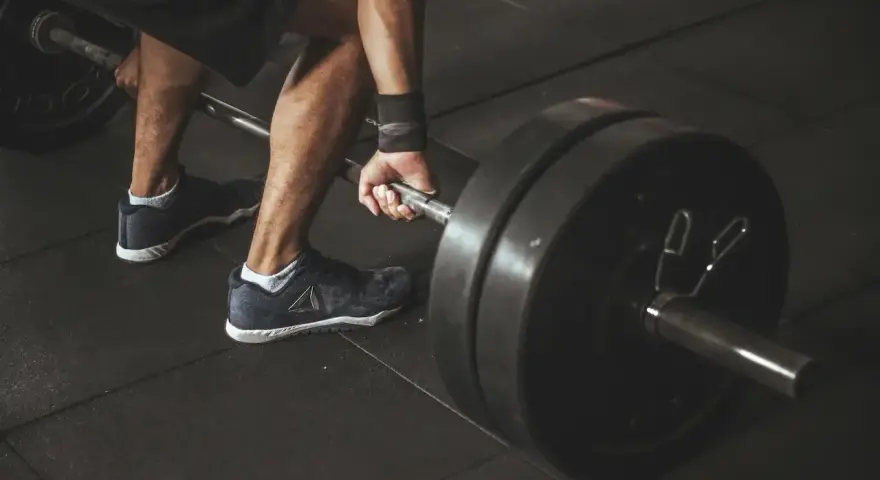 Ile kcal spala trening siłowy? Liczby, EPOC i trwały metabolizm