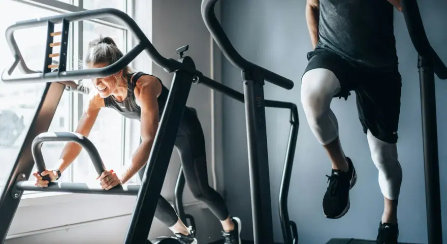Ile kalorii spala trening siłowy? Prawda o EPOC i metabolizmie
